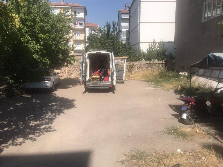Aksaray'da çarşafları bağlayıp 5. kattaki evlerinin camından inmeye çalışırken düşen genç kız ağır yaralandı G2