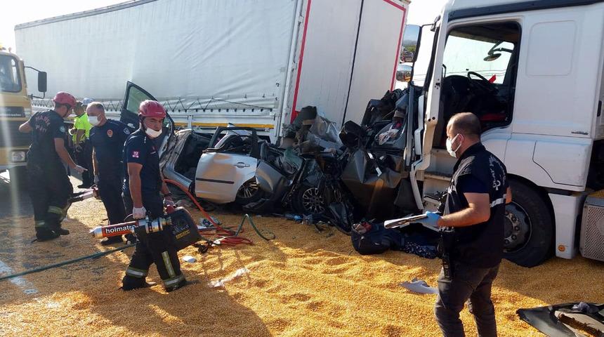 Manisa'da katliam gibi kaza: 3 kişi &ouml;ld&uuml;, &ccedil;ok sayıda kişi yaralandı