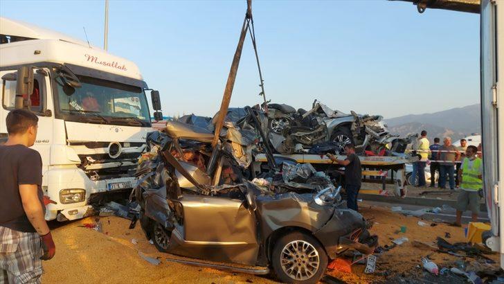 GÜNCELLEME - Manisa'da zincirleme trafik kazasında 3 kişi öldü, 5 kişi yaralandı G2