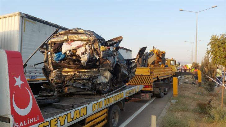 GÜNCELLEME - Manisa'da zincirleme trafik kazasında 3 kişi öldü, 5 kişi yaralandı G4