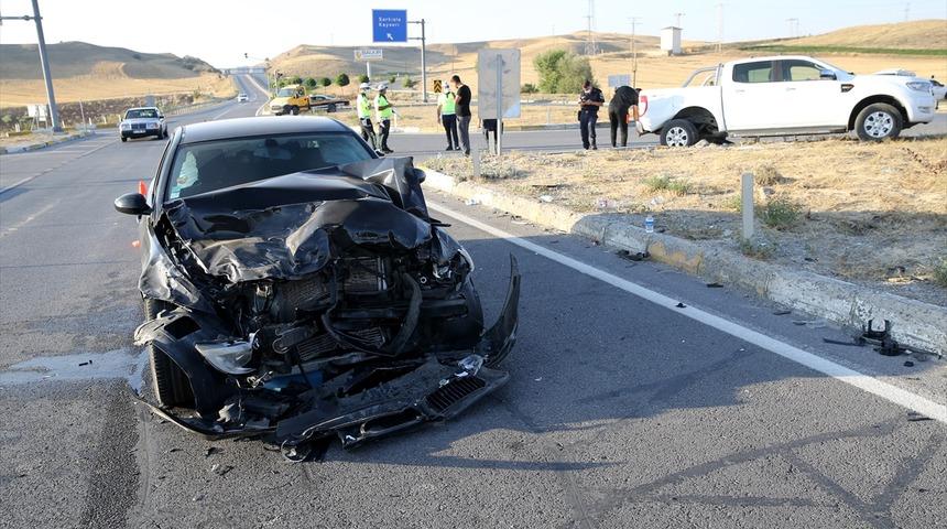 Sivas'ta otomobil ile kamyonet çarpıştı: 5 yaralı