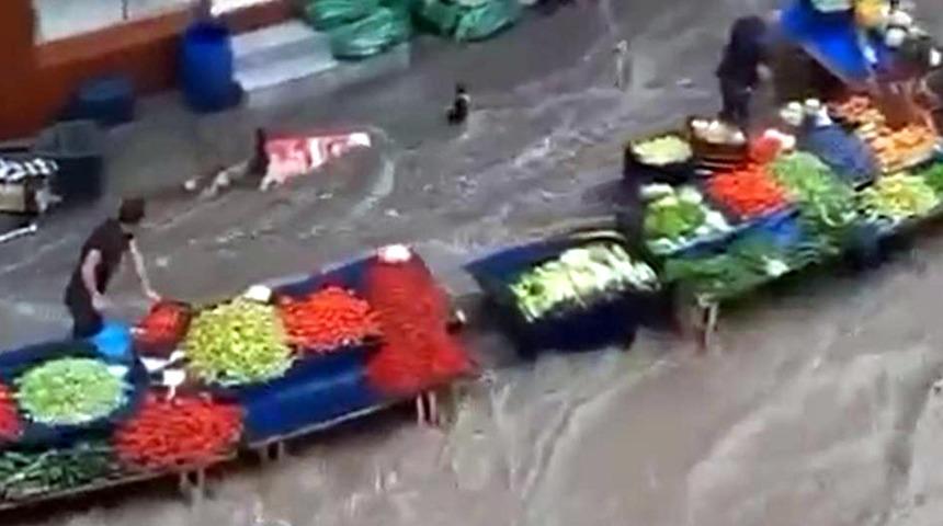 Meteoroloji uyarmıştı! Tekirdağ'da 15 dakikalık sağanak sokakları göle çevirdi