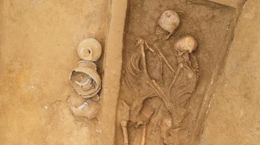 Çin'de bin 500 yıllık mezar! Çift, birbirlerine sarılmış halde bulundu