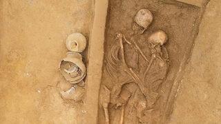 Çin'de bin 500 yıllık mezar! Çift, birbirlerine sarılmış halde bulundu