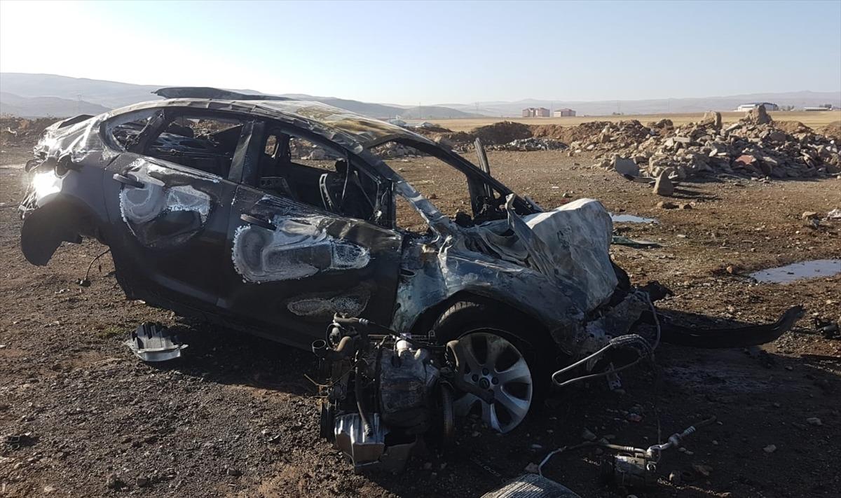 Bing&ouml;l'de devrilen otomobil yandı