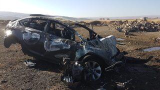 Bingöl'de devrilen otomobil yandı