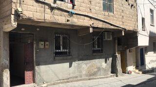 Eşinin ellerini bağlayıp leğende boğan kişi tutuklandı