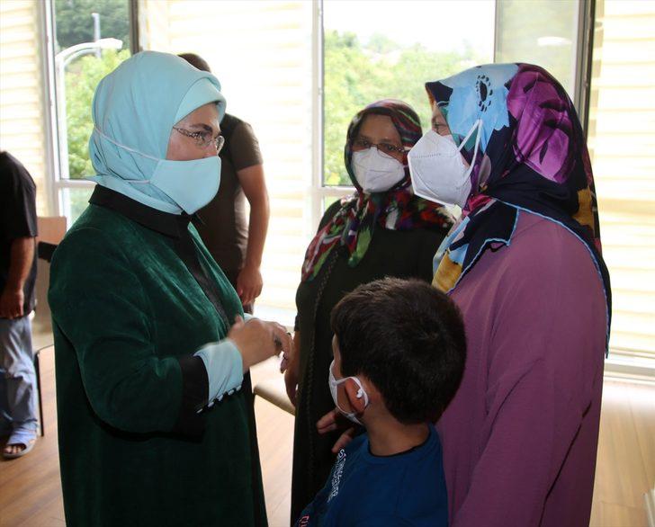 Emine Erdoğan'dan sel felaketinin yaşandığı Bozkurt'a "geçmiş olsun" ziyareti G1