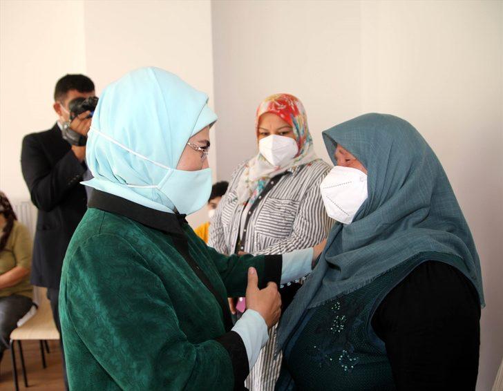 Emine Erdoğan'dan sel felaketinin yaşandığı Bozkurt'a "geçmiş olsun" ziyareti G3