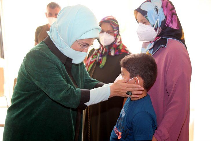 Emine Erdoğan'dan sel felaketinin yaşandığı Bozkurt'a "geçmiş olsun" ziyareti G4