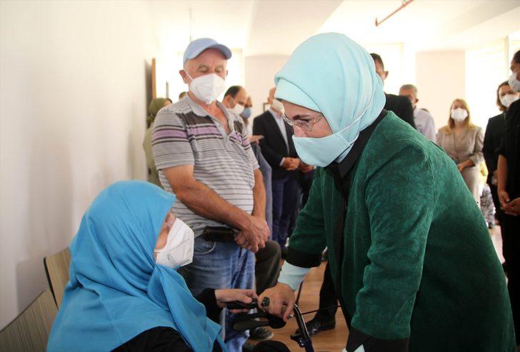 Emine Erdoğan'dan sel felaketinin yaşandığı Bozkurt'a "geçmiş olsun" ziyareti G5