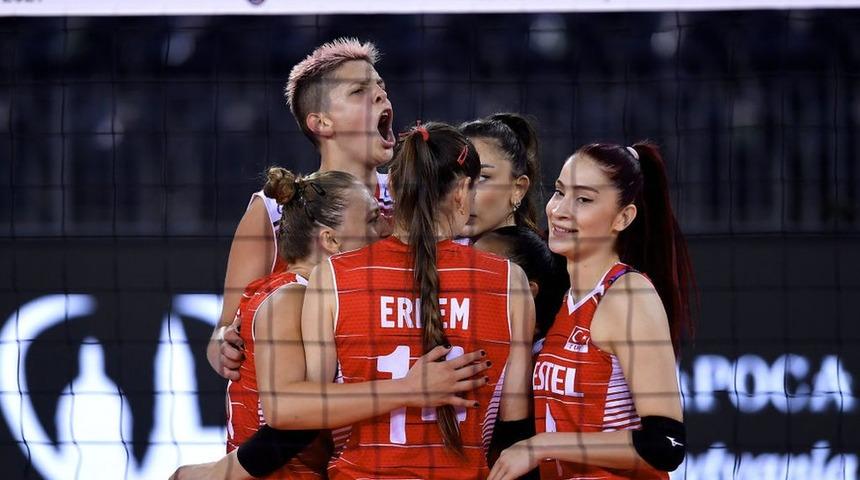 T&uuml;rkiye, Polonya engelini ge&ccedil;erek Avrupa Voleybol Şampiyonası'nda yarı finale y&uuml;kseldi
