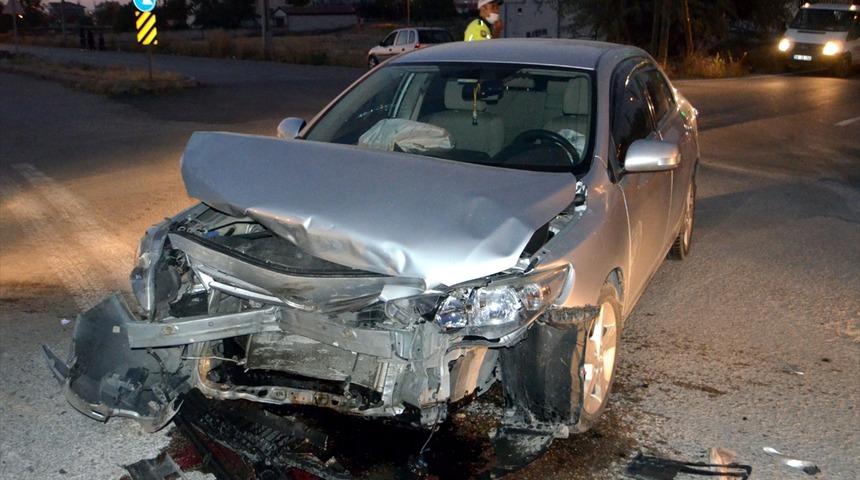 Aksaray'da iki otomobil çarpıştı: 5 yaralı