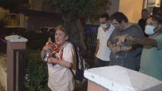 Kapı koçbaşı ile kırıldı! Anne ve 2 oğlu evden böyle çıktı