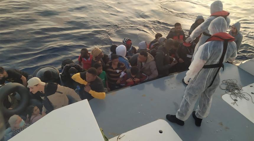 Yunanistan'ın ittiği 166 düzensiz göçmen İzmir açıklarında kurtarıldı