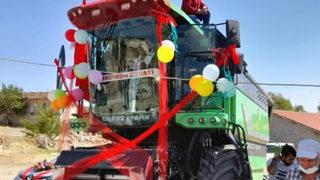 Çocukluk hayalini gerçekleştirdi, biçerdöveri gelin arabası yaptı: Ömrümün hasatı