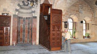 7 asırlık camide şaşırtan detay! Gömme minber var