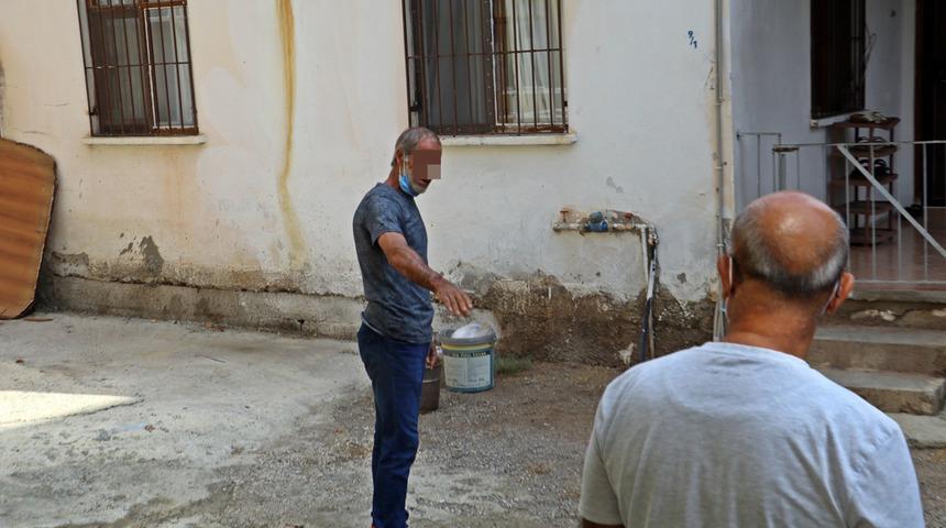 Karısıyla tartışan adam kapıda polisi görünce çılgına döndü