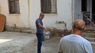 Karısıyla tartışan adam kapıda polisi görünce çılgına döndü