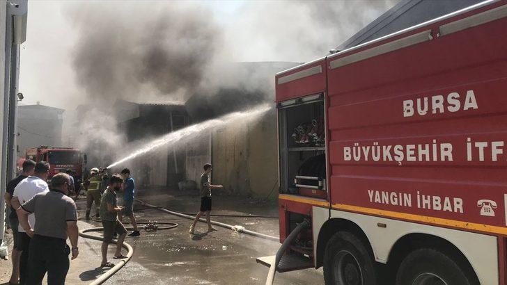 Bursa'da tekstil atölyesinde çıkan yangına müdahale ediliyor G1