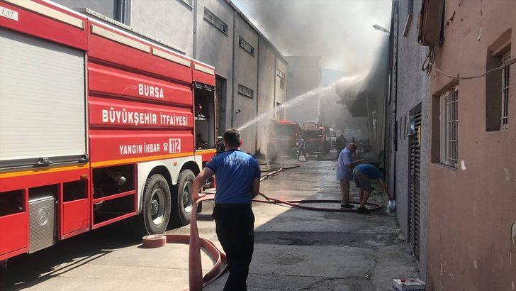 Bursa'da tekstil atölyesinde çıkan yangına müdahale ediliyor G2