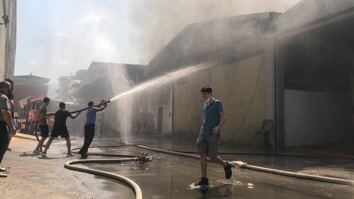 Bursa'da tekstil atölyesinde çıkan yangına müdahale ediliyor G3