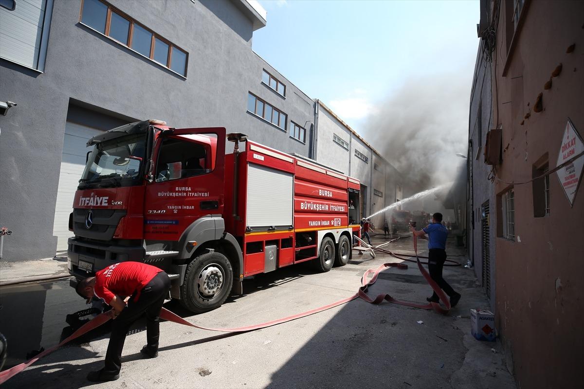 G&Uuml;NCELLEME - Bursa'da tekstil at&ouml;lyesinde &ccedil;ıkan yangına m&uuml;dahale ediliyor