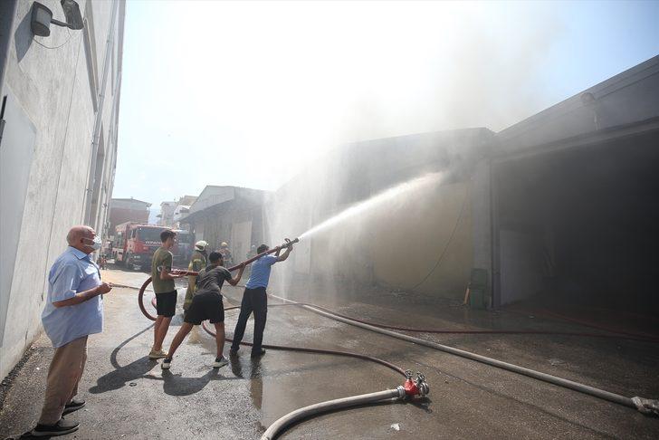 GÜNCELLEME - Bursa'da tekstil atölyesinde çıkan yangına müdahale ediliyor G4