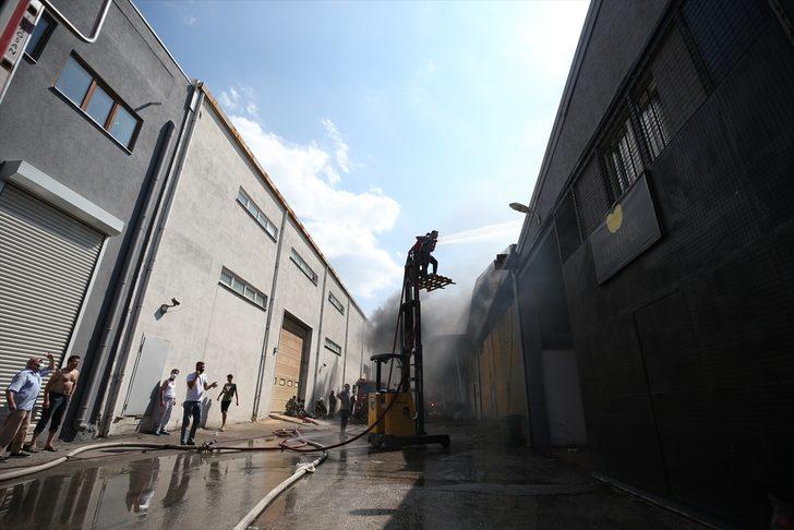 GÜNCELLEME - Bursa'da tekstil atölyesinde çıkan yangına müdahale ediliyor G5