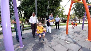 Tokat Belediye Başkanı Eroğlu ikizlerin aynı renkte salıncak isteğini yerine getirdi