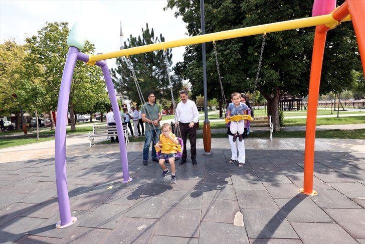 Tokat Belediye Başkanı Eroğlu ikizlerin "aynı renkte salıncak" isteğini yerine getirdi G2