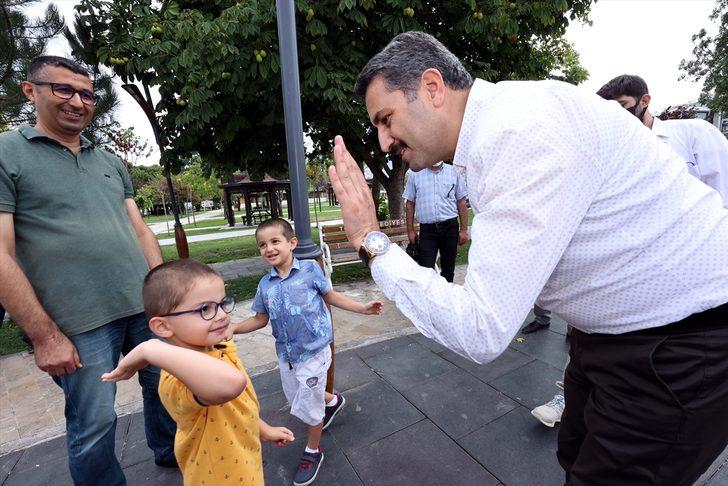 Tokat Belediye Başkanı Eroğlu ikizlerin "aynı renkte salıncak" isteğini yerine getirdi G3