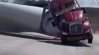 ABD'de korkunç kaza! Rüzgar türbininin kanadını taşıyan TIR'a yük treni böyle çarptı