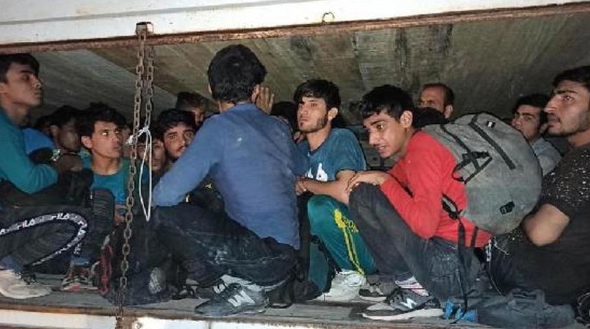 Kamyonda şoke eden manzara: Çimento torbalarının altından 78 Afgan göçmen çıktı