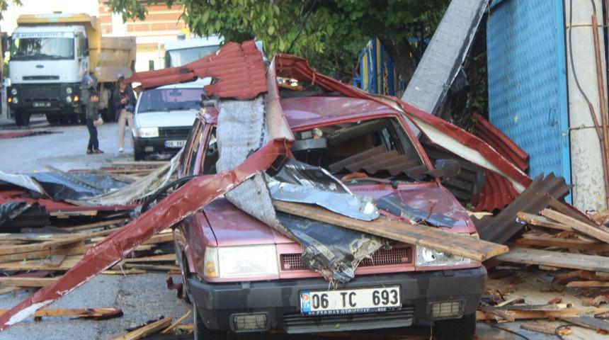 Ankara'yı fırtına vurdu! Parçalar yüzlerce metre uzağa savruldu