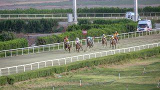 Diyarbakır Hipodromu'nda gece yarışları başladı