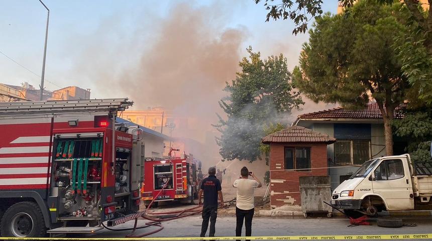 İzmir’de korkunç olay! Çatı çöktü, itfaiye eri alevlerin içine düştü