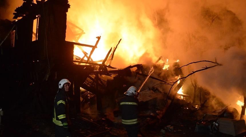 Bartın'da çıkan yangında 2 katlı ahşap ev kullanılamaz hale geldi