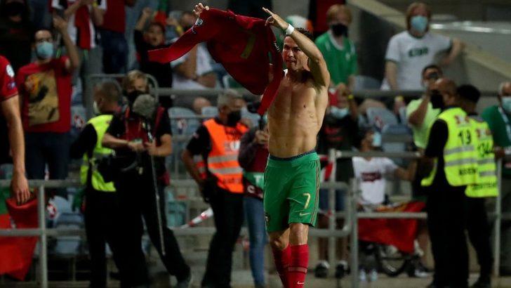 Ronaldo, 'milli formayla en çok gol atan erkek futbolcu' oldu