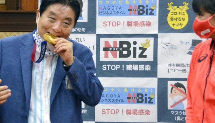 Olimpiyat madalyasını ısıran Japon belediye başkanı koronavirüse yakalandı