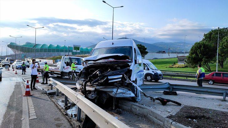 Bursa'da işçileri taşıyan servis aracı yol ayrımındaki bariyerlere çarptı: 6 yaralı G1