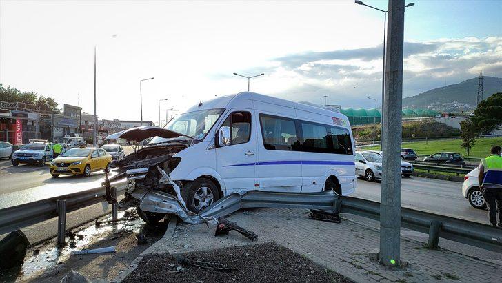 Bursa'da işçileri taşıyan servis aracı yol ayrımındaki bariyerlere çarptı: 6 yaralı G2