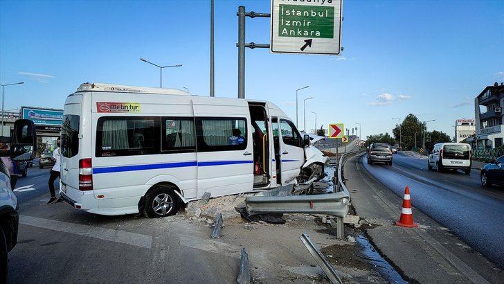 Bursa'da işçileri taşıyan servis aracı yol ayrımındaki bariyerlere çarptı: 6 yaralı G3