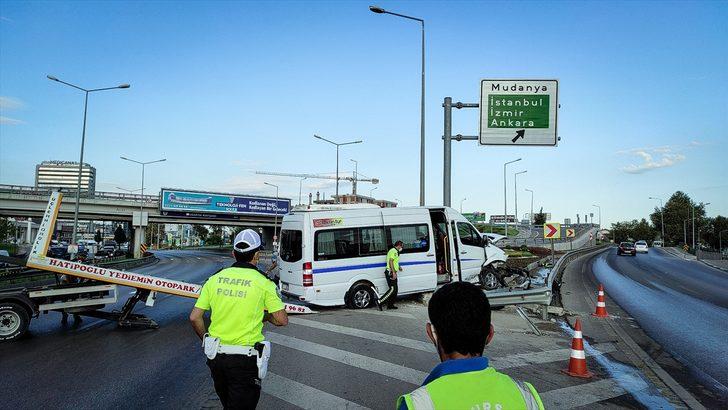 Bursa'da işçileri taşıyan servis aracı yol ayrımındaki bariyerlere çarptı: 6 yaralı G4