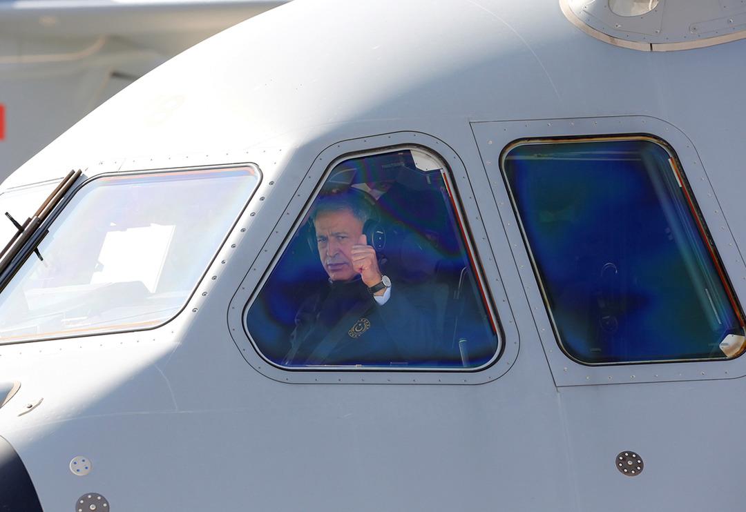 Milli Savunma Bakanı Akar, 'Koca Yusuf'un kokpitinde!