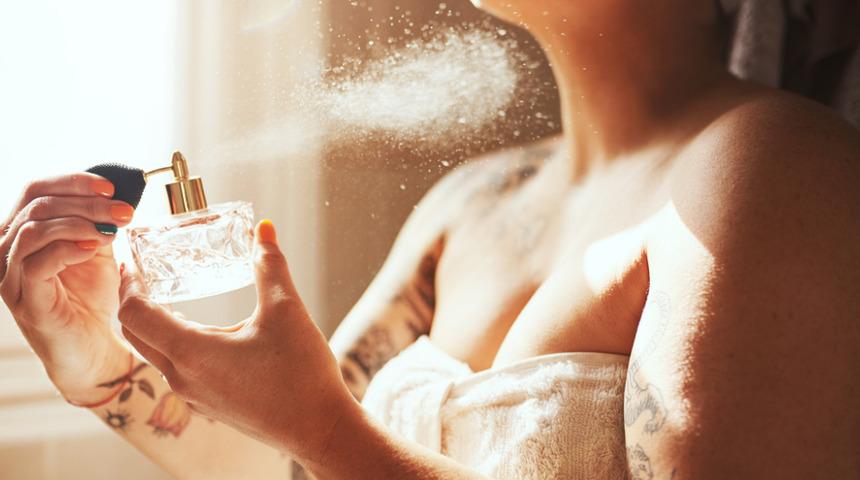 Çok ciddi uyarı! Hepimizin elinde ama parfüm kullanımına dikkat