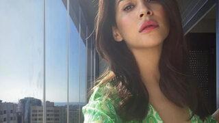 Şarkıcı Aynur Aydın'ın göğüs pozu olay oldu