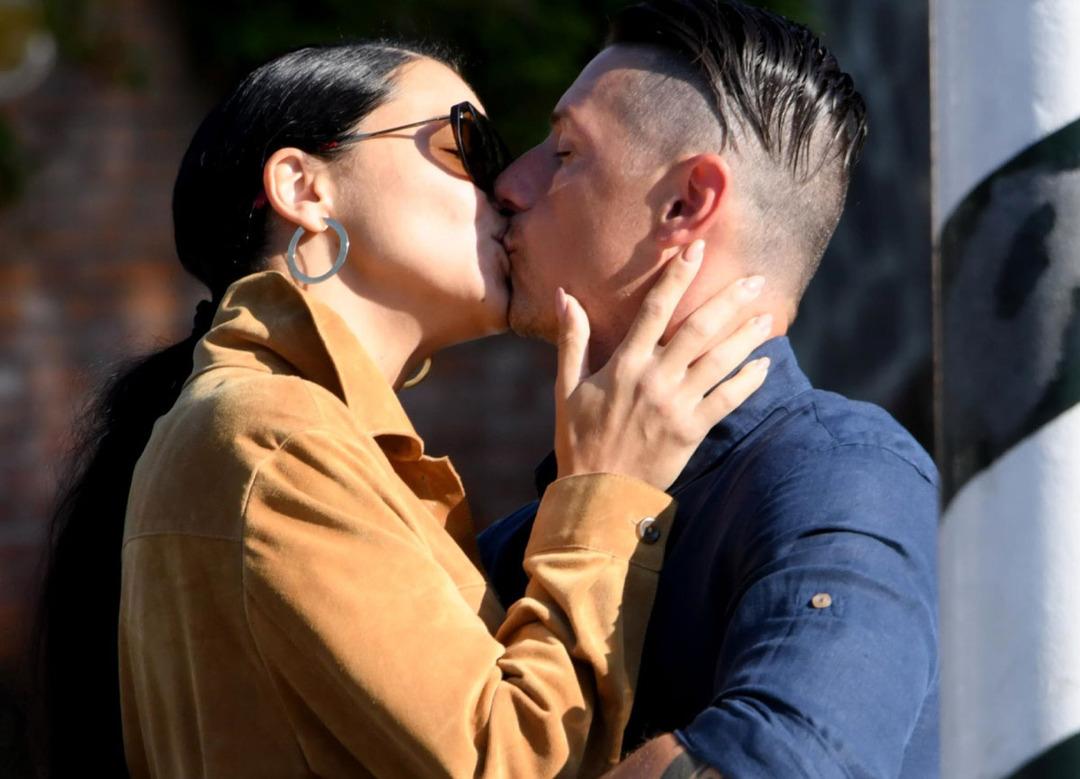 Adriana Lima Venedik Film Festivali'ne yeni sevgilisiyle katıldı