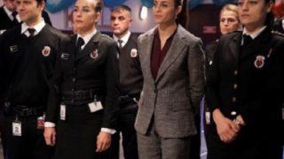 Deniz Barut, boşanma kararı aldığı dönemde rol aldığı dizinin yönetmeni ile el ele görüntülendi