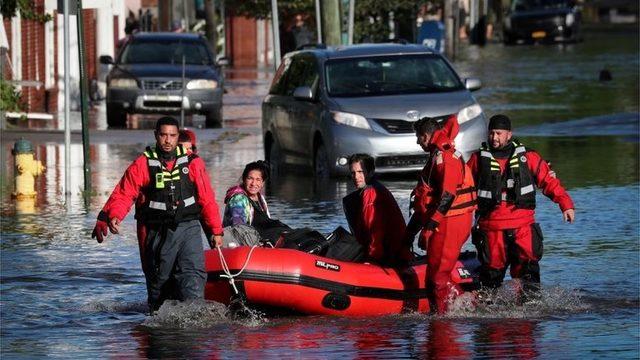 Arama kurtarma ekipleri mahsur kalan kişileri botlarla evlerden çıkardı.